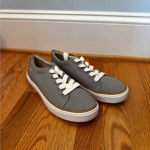 NWT Toms Alex Gray and White Sneakers